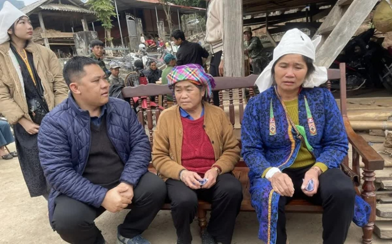 Lãnh đạo xã Mường Giôn đến thăm hỏi, chia buồn cùng gia đình nạn nhân tử vong do ngộ độc thực phẩm - Ảnh: TTDV Tổng hợp xã Mường Giôn