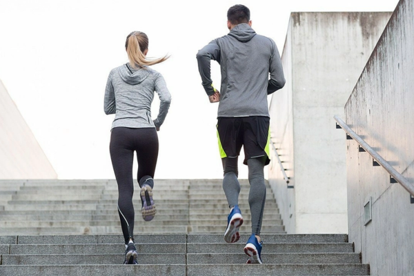 Các bài tập chạy, leo cầu thang đang được ưa chuộng vì mức tăng cường thể lực nhanh, có lợi cho các nhóm cơ chân và sức khoẻ tim mạch.