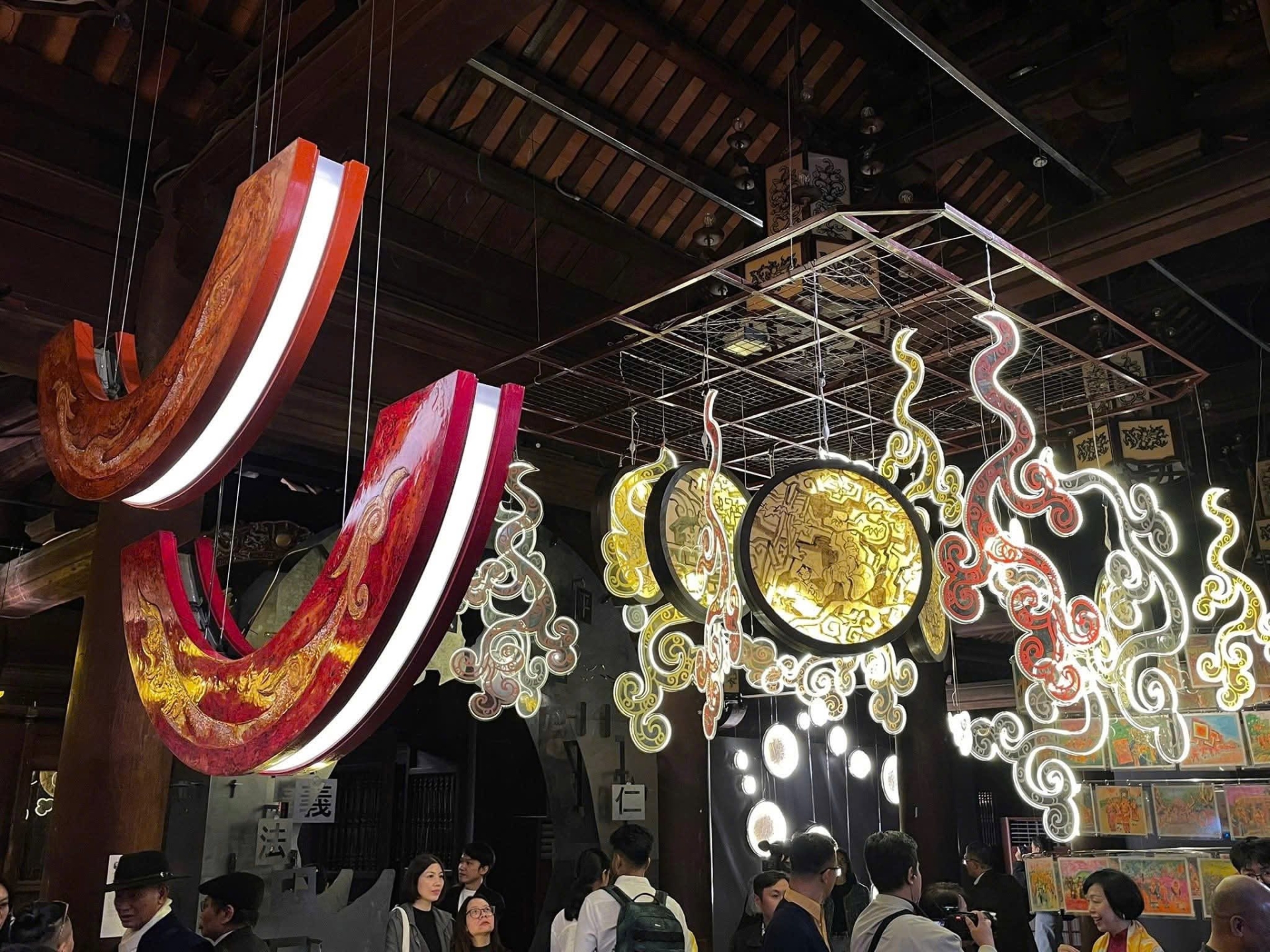 Khách tham quan vừa tìm hiểu “Đạo học”, vừa thưởng thức các tác phẩm nghệ thuật - Ảnh: FB Thanh Le