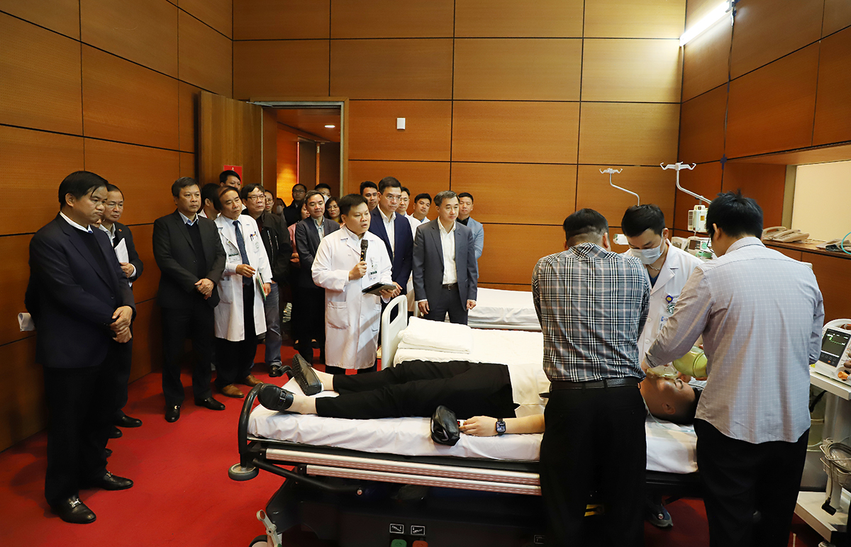 Các y, bác sĩ đang thực hành diễn tập cấp cứu người bị nạn tại Trung tâm Hội nghị Quốc gia sáng 12/1/2026 - Ảnh: Lê Hảo