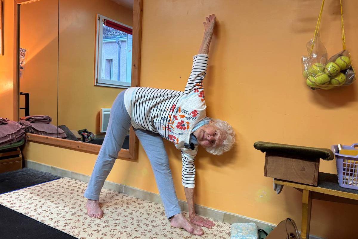 Bà Chopin vẫn đi dạy yoga đều đặn dù đã ở tuổi thượng thọ 