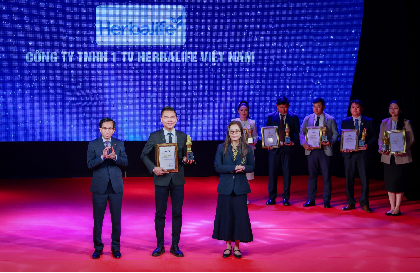 Ông Nguyễn Thành Đạt – Giám Đốc Truyền thông Herbalife Việt Nam nhận cúp từ BTC.