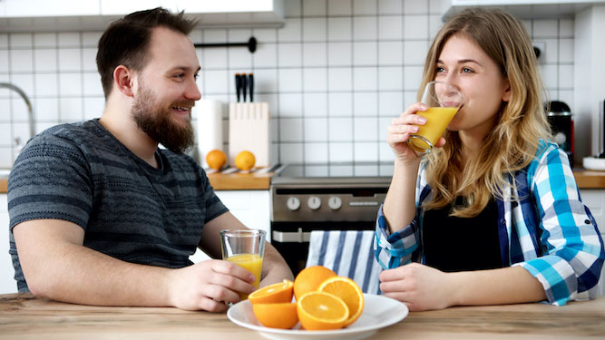 Thực phẩm giàu vitamin C như cam, ổi, kiwi và ớt chuông giúp tăng cường chất chống oxy hóa cho cơ thể