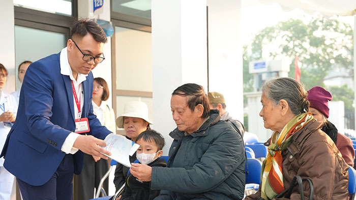 Người dân đến thăm khám tại Phòng khám Đa khoa và Trạm y tế phường Vĩnh Hưng trong ngày 14/1 - Ảnh: Bệnh viện Đại học Y Hà Nội