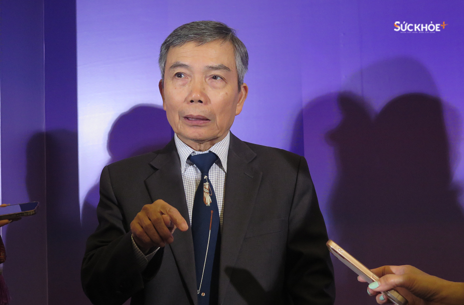 Phóng viên phỏng vấn PGS.TS Hoàng Minh Lợi bên lề sự kiện - Ảnh: Đào Dung