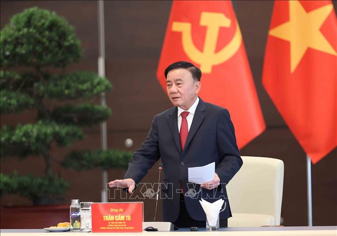 Ủy viên Bộ Chính trị, Thường trực Ban Bí thư Trần Cẩm Tú trong buổi kiểm tra việc chuẩn bị cho Đại hội XIV của Đảng (Ảnh: TTXVN)