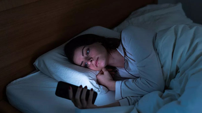 Ánh sáng xanh từ điện thoại buổi tối có thể ức chế melatonin, khiến bạn khó ngủ