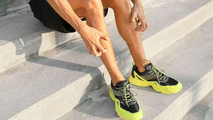 Người có làn da nhạy cảm dễ bị kích ứng khi đổ mồ hôi hoặc tiếp xúc với bột giặt, nước xả vải không phù hợp