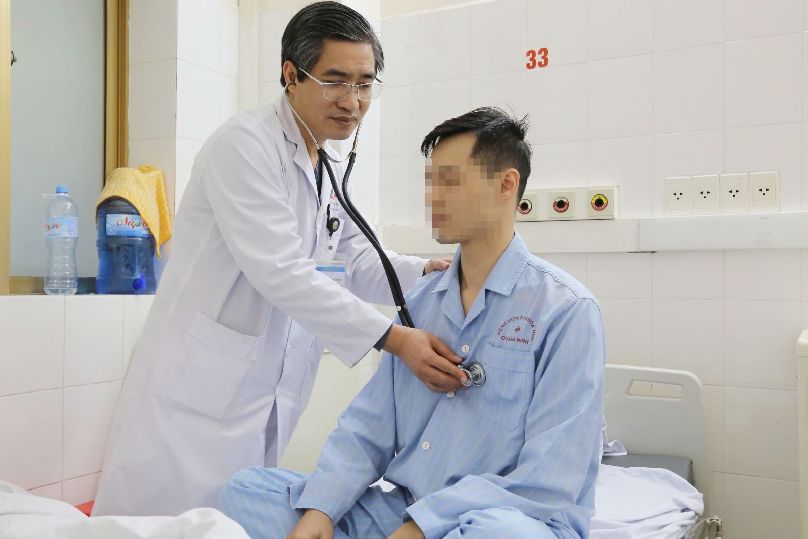 TTƯT.BsCKII Trần Quang Định, Trưởng khoa Phẫu thuật và Can thiệp tim mạch, kiểm tra sức khỏe cho bệnh nhân sau can thiệp - Ảnh: BVCC

