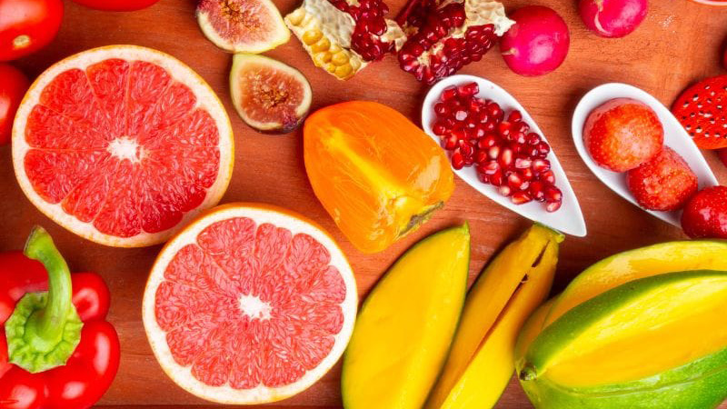 Chị em nên bổ sung đa dạng trái cây nhiều màu sắc vào chế độ ăn để cung cấp vitamin C, carotenoid