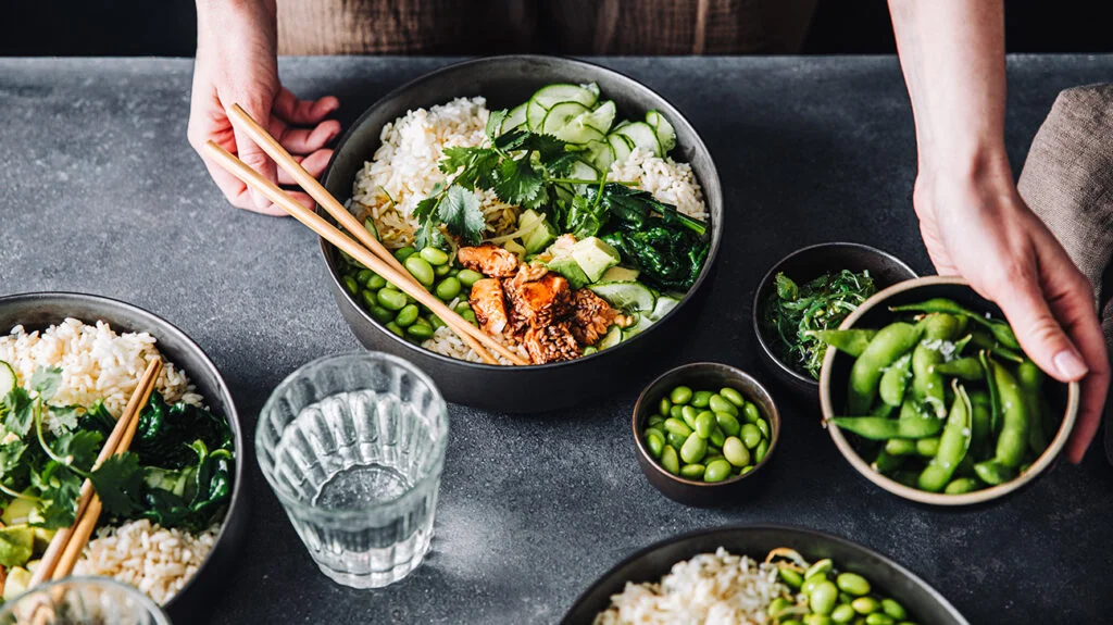 Người bị run tay chân nên ăn nhiều cá béo, dầu olive, rau củ và trái cây tươi