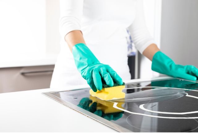 Lau chùi nhẹ nhàng để không làm hỏng lớp phủ bề mặt kính