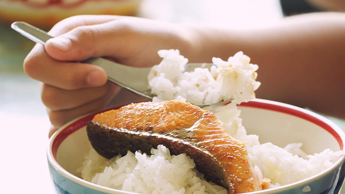 Cá béo giàu omega-3, hỗ trợ sự phát triển và sức khỏe não bộ của trẻ