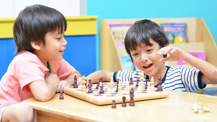 Cân bằng giữa học tập và vui chơi là yếu tố quan trọng với não bộ trẻ