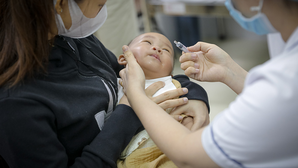 Cơ quan Phát triển quốc tế Hoa Kỳ (USAID) và Quỹ Nhi đồng Liên Hợp Quốc (UNICEF) hỗ trợ nhiều trang thiết bị, sinh phẩm giúp Việt Nam tăng cường năng lực quản lý các bệnh truyền nhiễm - Ảnh: UNICEF