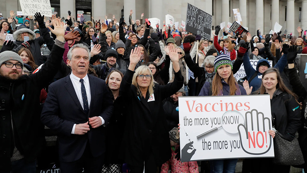 Bộ trưởng Bộ Y tế và Dịch vụ Nhân sinh Robert F. Kennedy Jr. đưa ra nhiều quan điểm gây tranh cãi về vaccine - Ảnh: AP