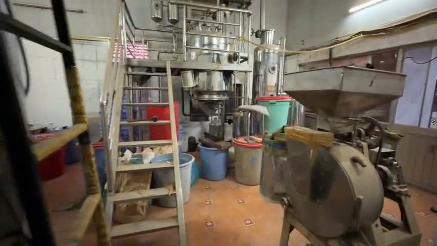 Hiện trường bên trong nơi các đối tượng trộn hóa chất vào thuốc đông y - Ảnh: Bộ Công an