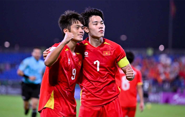 Quốc Việt (9) ăn mừng sau khi ghi bàn mở tỷ số trận đấu cùng người kiến tạo cho anh là Đình Bắc - Ảnh: dantri