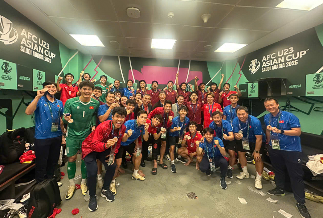 Cầu thủ, BHL và lãnh đội U23 Việt Nam ăn mừng trong phòng thay đồ - Ảnh: VFF