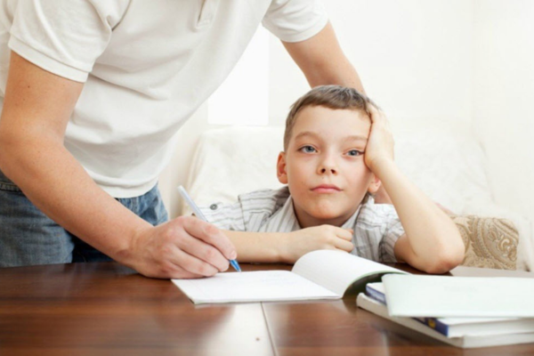 Một trong những triệu chứng ADHD phổ biến nhất đó là khó tập trung, dễ xao nhãng.