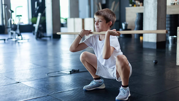 Trẻ đến phòng gym tập luyện nên chú trọng kỹ thuật trước khi nâng tạ nặng