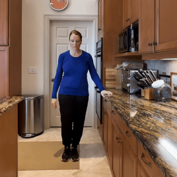 Động tác nâng gối và duỗi chân có thể thực hiện ngay tại nhà bếp