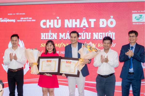 Ban giám đốc Amway Việt Nam vinh dự nhận được Bằng khen từ Ban Chấp hành Trung ương Đoàn Thanh niên Cộng sản Hồ Chí Minh