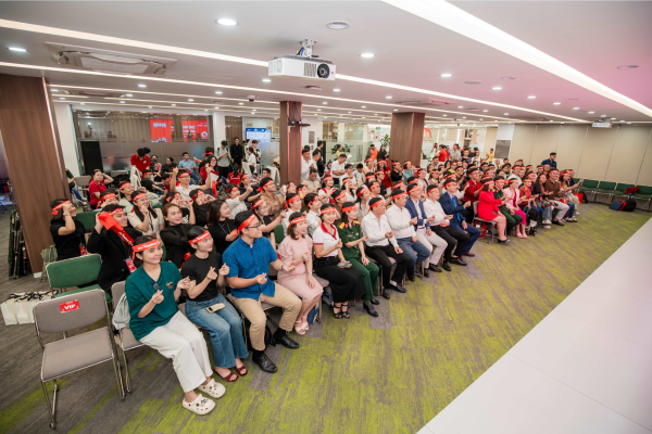 Sự kiện thu hút hơn 600 nhân viên, nhà phân phối và khách hàng của Amway Việt Nam tham gia ngày hội hiến máu Chủ Nhật Đỏ.