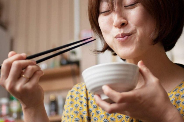 Ông bà xưa có câu Nhai kĩ, no lâu ý muốn chỉ việc ăn chậm, nhai kĩ  giúp giảm áp lực lên dạ dày, từ đó no lâu hơn và kiểm soát cân nặng, cai thiện hệ tiêu hoá.