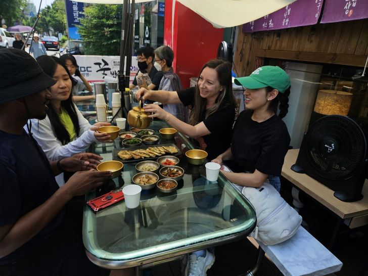 Du khách thưởng thức ẩm thực Hàn Quốc sau khi leo núi - Ảnh: Korea Times