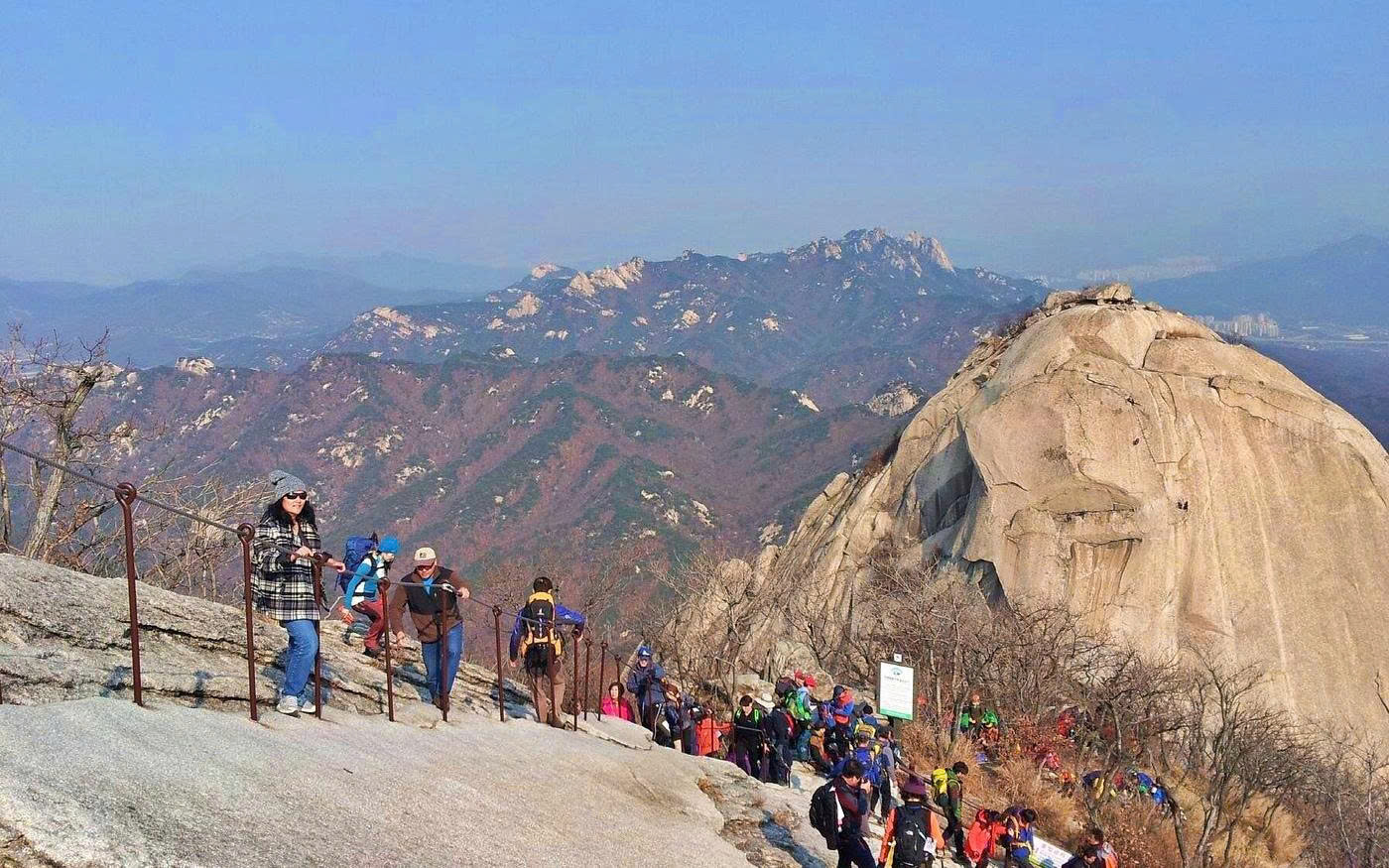 Trải nghiệm K-hiking tại Bukhan - ngọn núi chính của Công viên quốc gia Bukhansan ở Seoul - Ảnh: tripadvisor