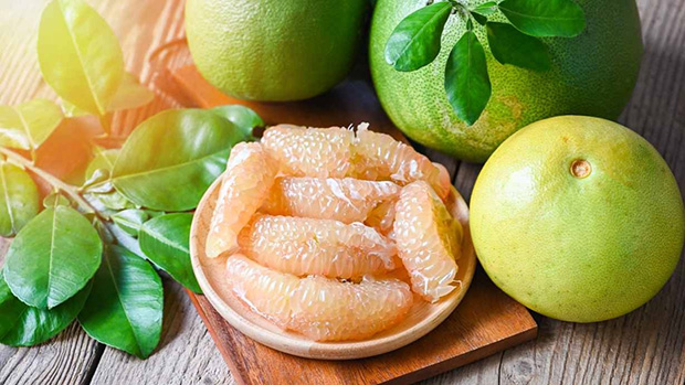 Trái cây họ cam quýt như bưởi giàu vitamin C và chất chống oxy hóa có lợi cho gan