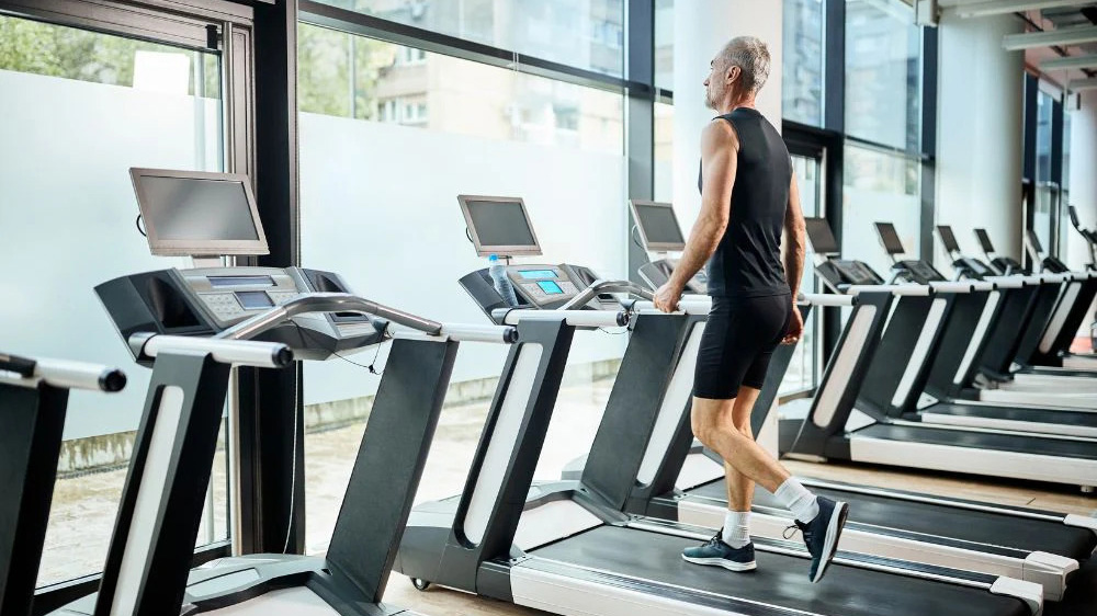 Khởi động nhẹ nhàng trên máy chạy bộ để làm nóng cơ thể