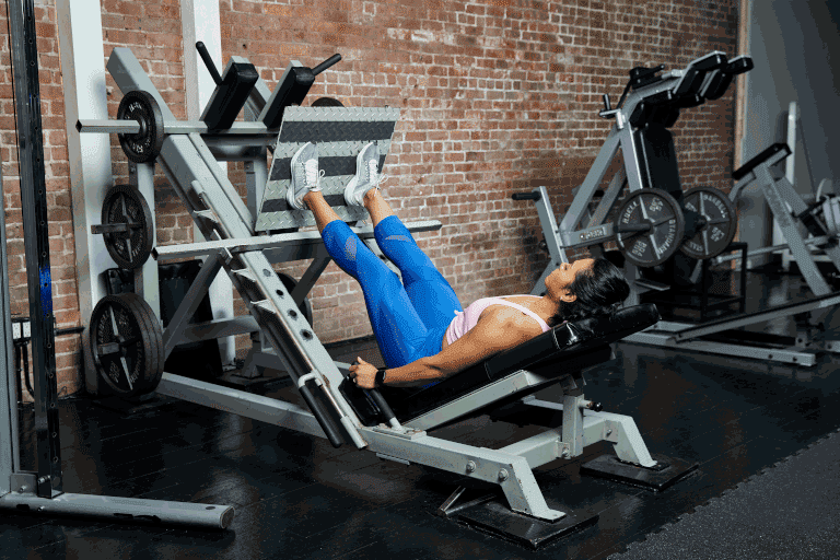 Lưu ý quan trọng với động tác Leg Press, không khóa gối khi đạp thẳng chân