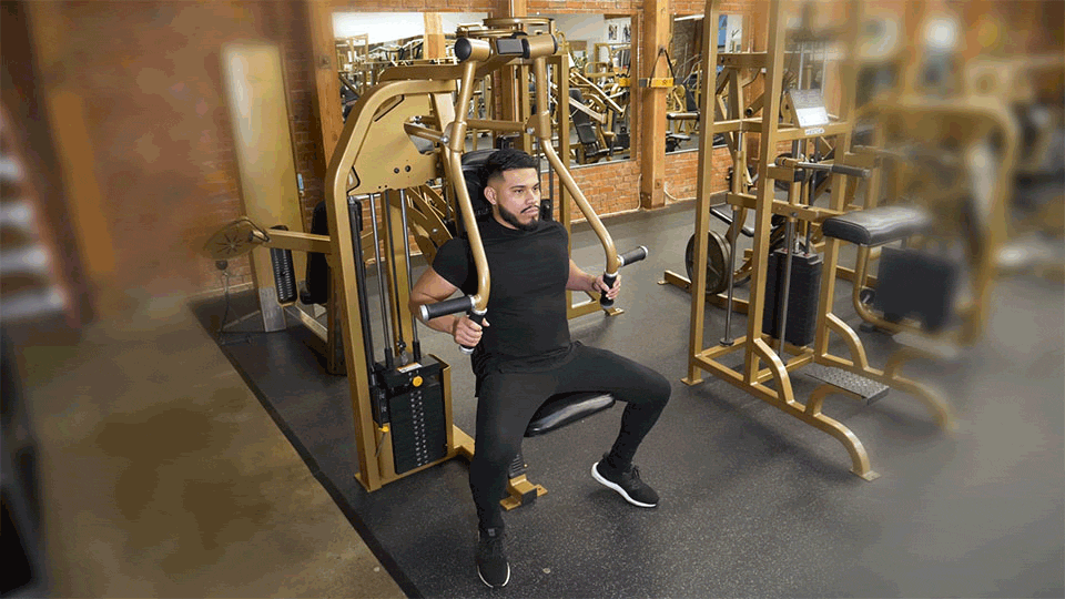 Máy Chest Press có nhiều biến thể, nhưng đều giúp tăng cơ bắp thân trên