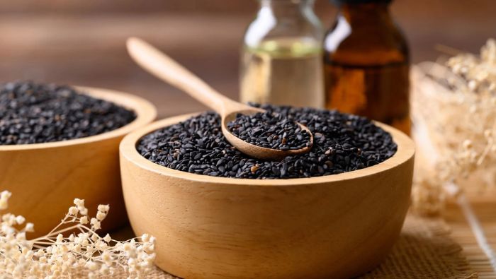 Rụng tóc không rõ nguyên nhân cần được thăm khám, vì mè đen chỉ đóng vai trò hỗ trợ dinh dưỡng chứ không thay thế điều trị y khoa