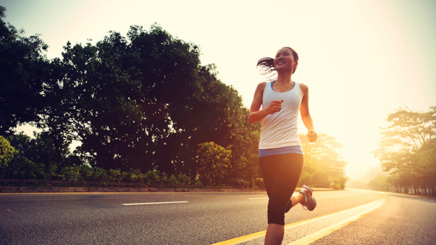 Duy trì lối sống lành mạnh, vận động đều đặn và ngủ đúng giờ giúp cải thiện giấc ngủ và tâm trạng