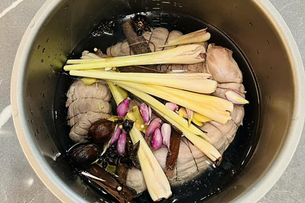 Luộc bắp bò cùng gia vị để tạo hương thơm tự nhiên -  FB Hòa Bùi