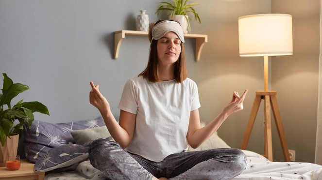 Thực hiện các bài tập yoga ngay trên giường để thư giãn trước giờ ngủ