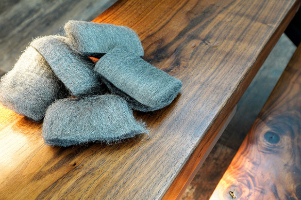 Bùi nhùi thép chuyên dụng giúp xử lý vết nước tiểu thú cưng trên sàn gỗ