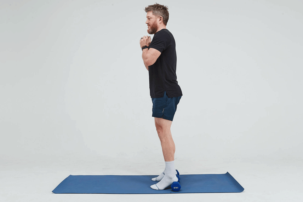 Thực hiện cyclist squat đúng kỹ thuật với gót chân kê cao và tư thế đứng hẹp