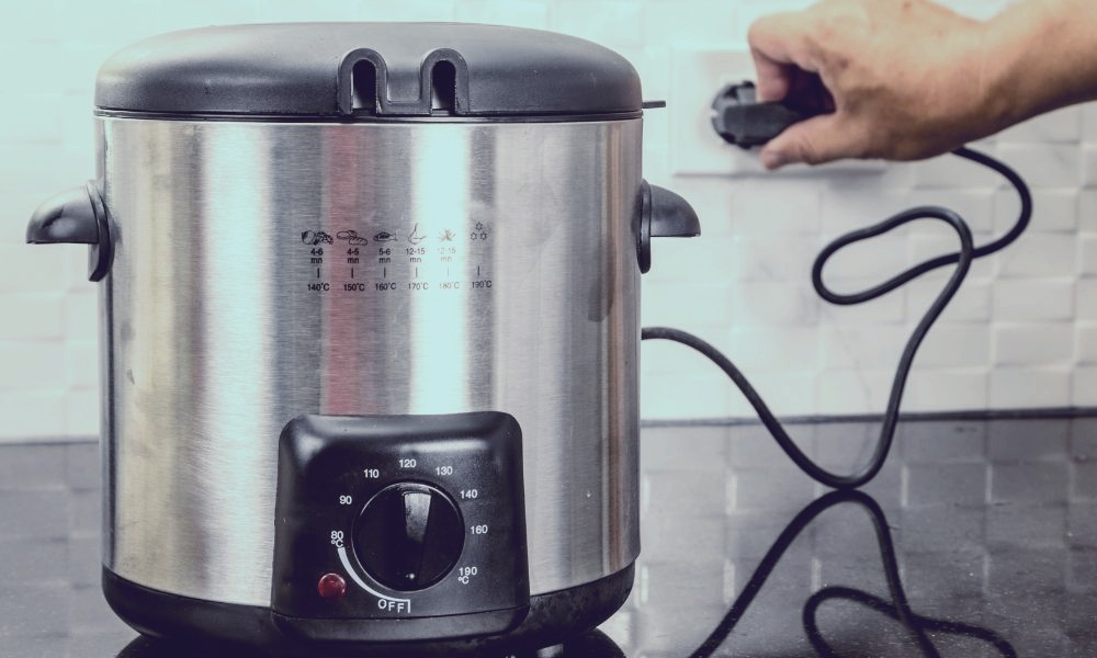 Rút các thiết bị điện trước khi về quê ăn Tết để bảo vệ nhà cửa an toàn