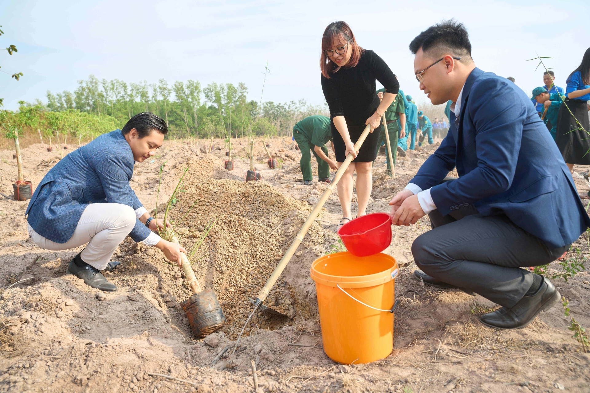 Lãnh đạo Amway tham gia trồng tre trong chương trình “Luỹ tre biên giới” tại tỉnh Đồng Nai