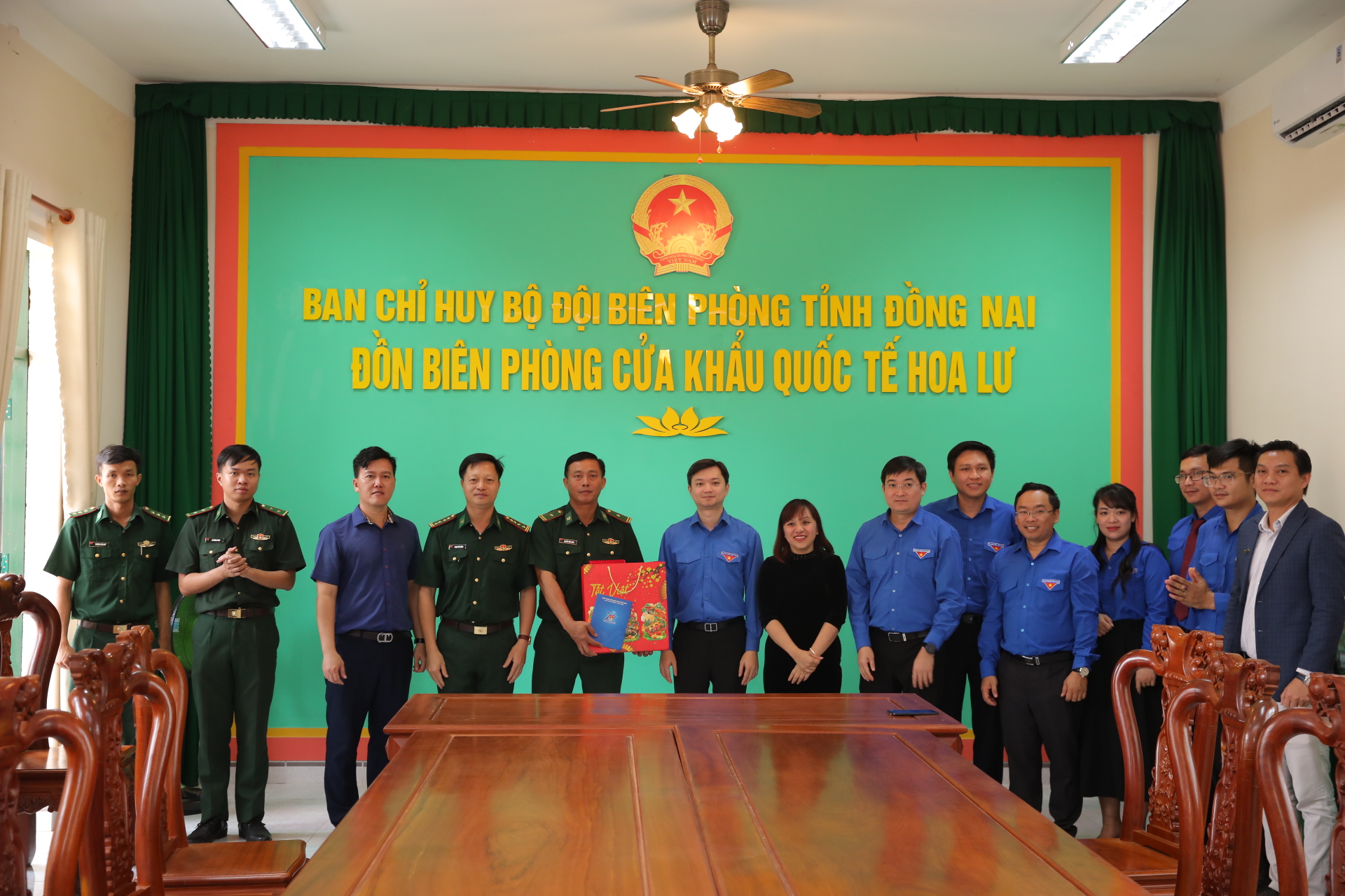 Đồng chí Nguyễn Minh Triết, Ủy viên dự khuyết Trung ương Đảng, Bí thư Thường trực Trung ương Đoàn, cùng đoàn công tác và đại diện Amway Việt Nam thăm, chúc Tết cán bộ, chiến sĩ Đồn biên phòng Cửa khẩu Quốc tế Hoa Lư - Ảnh: Trương Hiện
