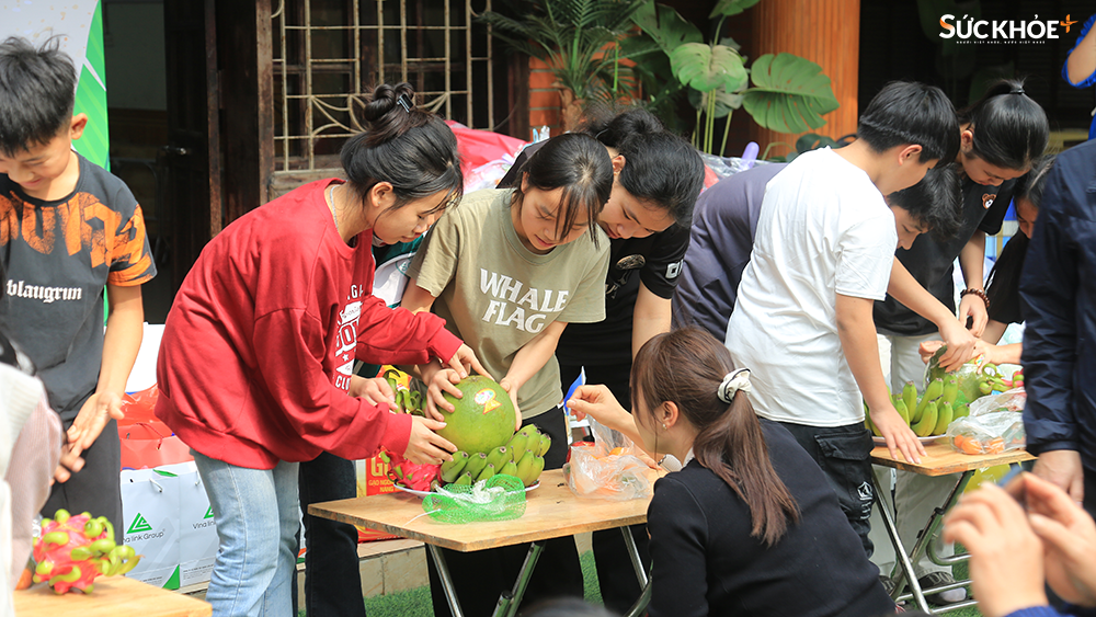 Các mẹ, các dì hướng dẫn các em ở Làng trẻ thực hiện bày mâm ngũ quả 
