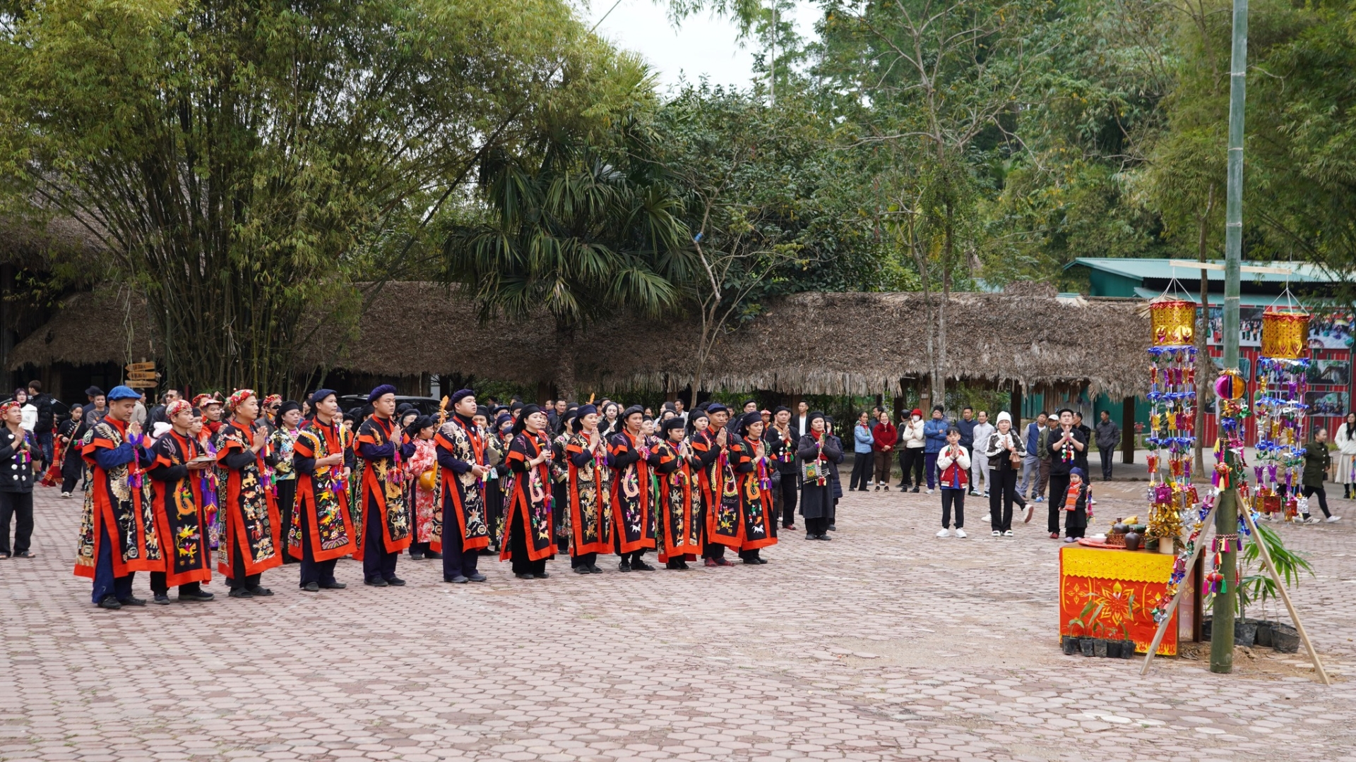 Mùng 6 tháng Giêng (âm lịch) hằng năm, nơi đây tổ chức Lễ hội Lồng Tồng đặc sắc - Ảnh: Thai Hai Ethnic Village