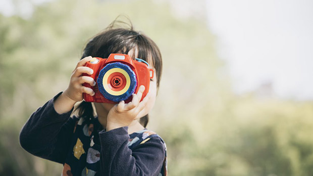 Cha mẹ cần đặc biệt thận trọng khi chia sẻ hình ảnh của con lên mạng xã hội