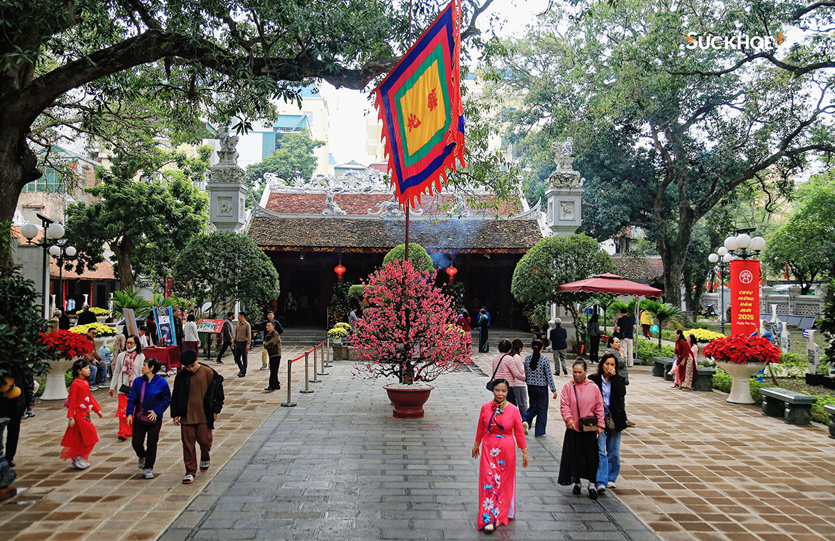 Ghi nhận của phóng viên Tạp chí Sức Khỏe+ không khí yên bình buổi sáng sớm mùng 1 Tết Bính Ngọ tại đền Quán Thánh (phường Ba Đình) khi người dân đi lễ không quá đông như mọi năm