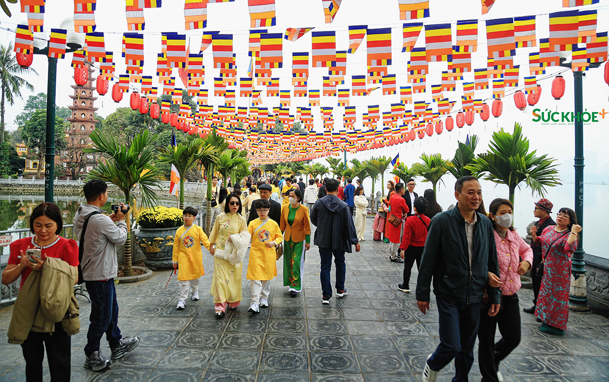 Năm nay thời tiết Hà Nội nắng ấm vào ngày mùng 1 Tết, thuận lợi cho người dân Thủ đô đi lễ chùa, gửi gắm mong ước một năm mới bình an, may mắn.
