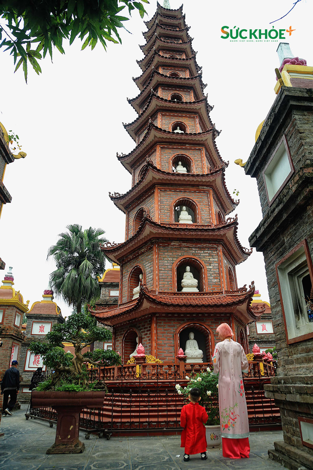 Chị Mỹ Linh (phường Ba Đình, Hà Nội) chia sẻ: Hằng năm, vào mùng 1 Tết, tôi đều đến chùa Trấn Quốc lễ Phật, cầu bình an, may mắn, Sức Khỏe cho gia đình. Sau khi đi lễ, tôi sẽ cùng người thân du xuân, tận hưởng không khí ngày đầu năm mới.